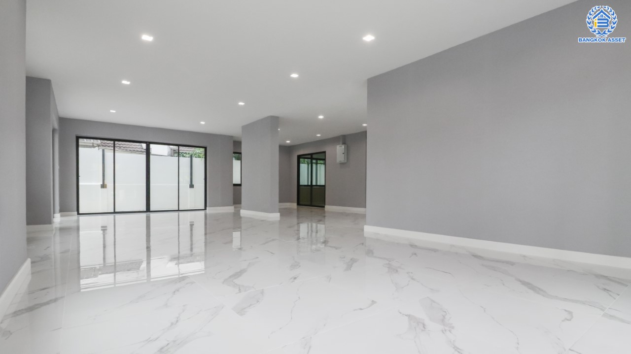 คฤหาสน์มือสองตกแต่งใหม่ #หลังมุม โครงการ บ้านภาณุ ปิ่นเกล้า-ตลิ่งชัน เนื้อที่ 135.5 ตร.ว. ฟังก์ชันจัดเต็ม 5 ห้องนอน 5 ห้องน้ำ จอดรถได้ 4 คัน บนพื้นที่ใช้สอยเกือบ 460 ตร.ม. พร้อมพื้นที่สนามหญ้ากว้างกว่า 100 ตร.ม. ตอบโจทย์ครอบครัวใหญ่ บนทำเลศักยภาพ เชื่อมต่อทั้งถนนกาญจนาภิเษก และทางคู่ขนานลอยฟ้าบรมราชชนนี ใกล้สถานีขนส่งสายใต้ใหม่ และเซ็นทรัลปิ่นเกล้า